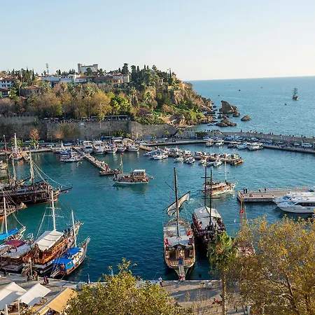 Ξενοδοχείο Lara 3*